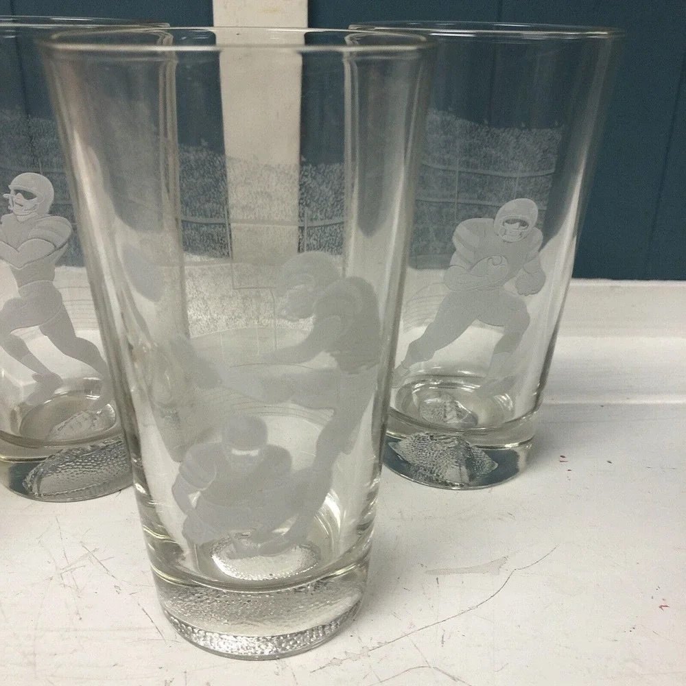 Set of 4 Vintage Look Football Players Tumbler Pint Glasses Heavy Glass Man Cave